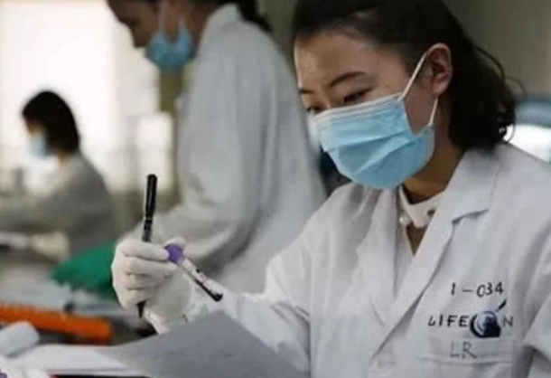 外方育品格承诺向抗击疫情一线的医护英雄儿女提供1年免征入学