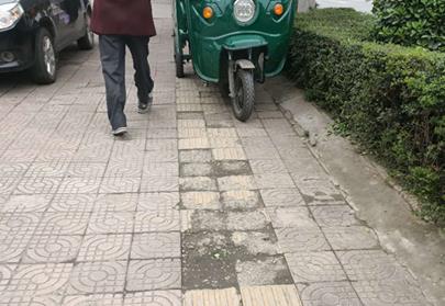 雁翔路一盲道破损严重 希望相关部门能尽快修补