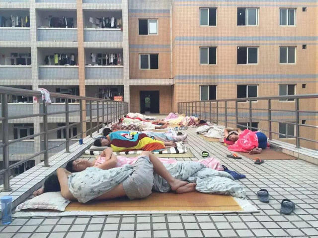 太热了!大学生室外"裸睡" 女生害羞不敢看