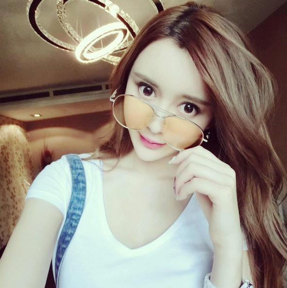 近日,吴亦凡事件闹得沸沸扬扬,其中不断爆料的女主人公小g娜海量私照