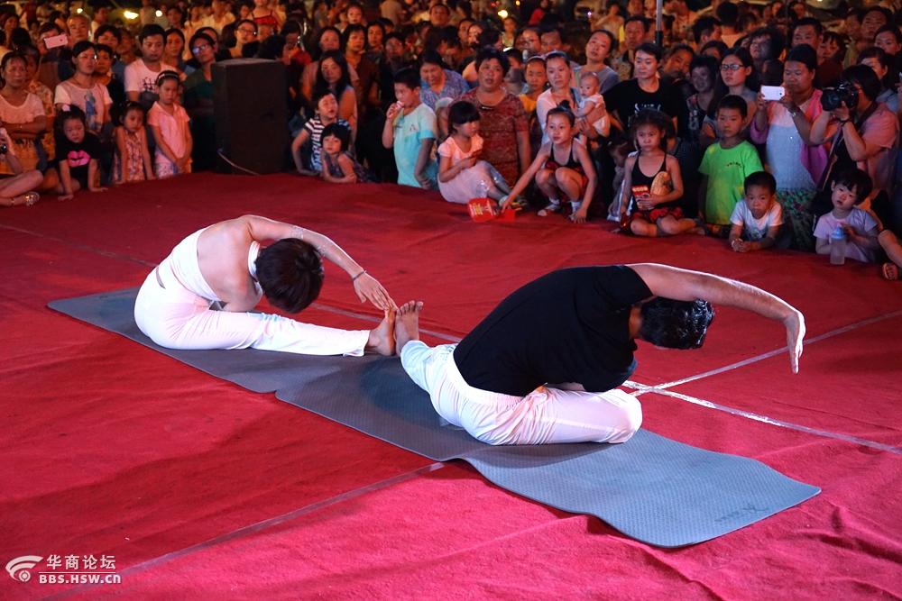 中印双人瑜伽表演欣赏