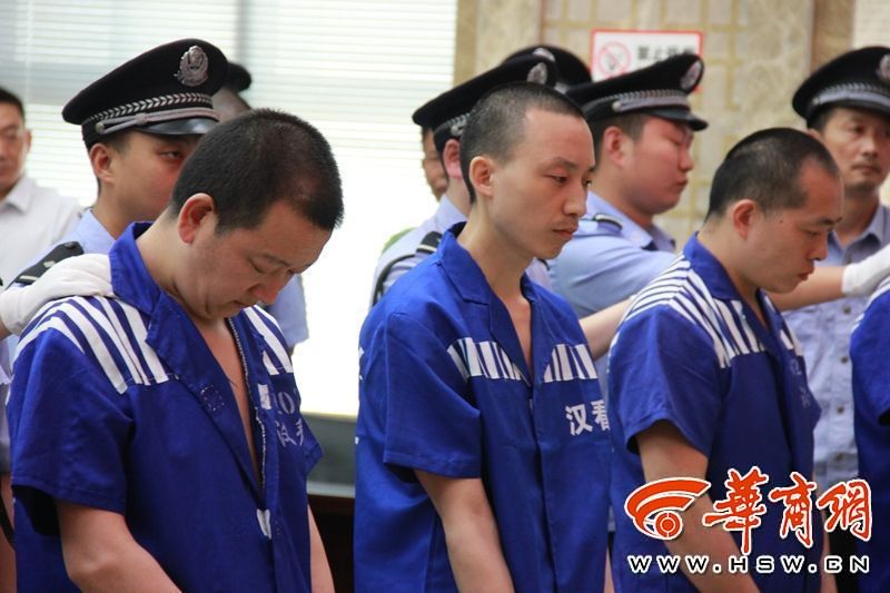 警方举行新闻发布会,该案共抓获以邹园林为首的涉黑犯罪团伙成员78人