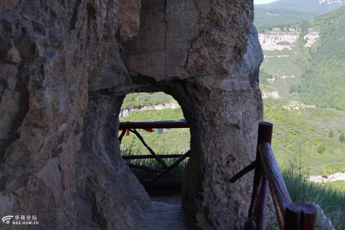 令人胆战心惊的栈道--芦芽山悬崖古栈道