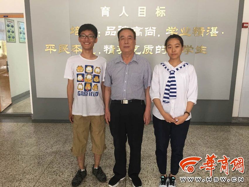 西工大附中的成大立(左)与王婕茹(右)同学并列本次高考理科状元