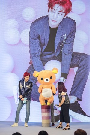 《黑粉》首映 朴灿烈袁姗姗徐玄聚首横扫暑期档