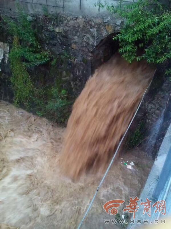 柞水开始降雨,这场大暴雨一直持续到次日上午7时许,造成柞水县城成"海