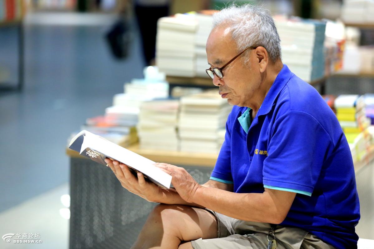 雪白的书页,衬托老者的满头银发,专心致志,心无旁骛