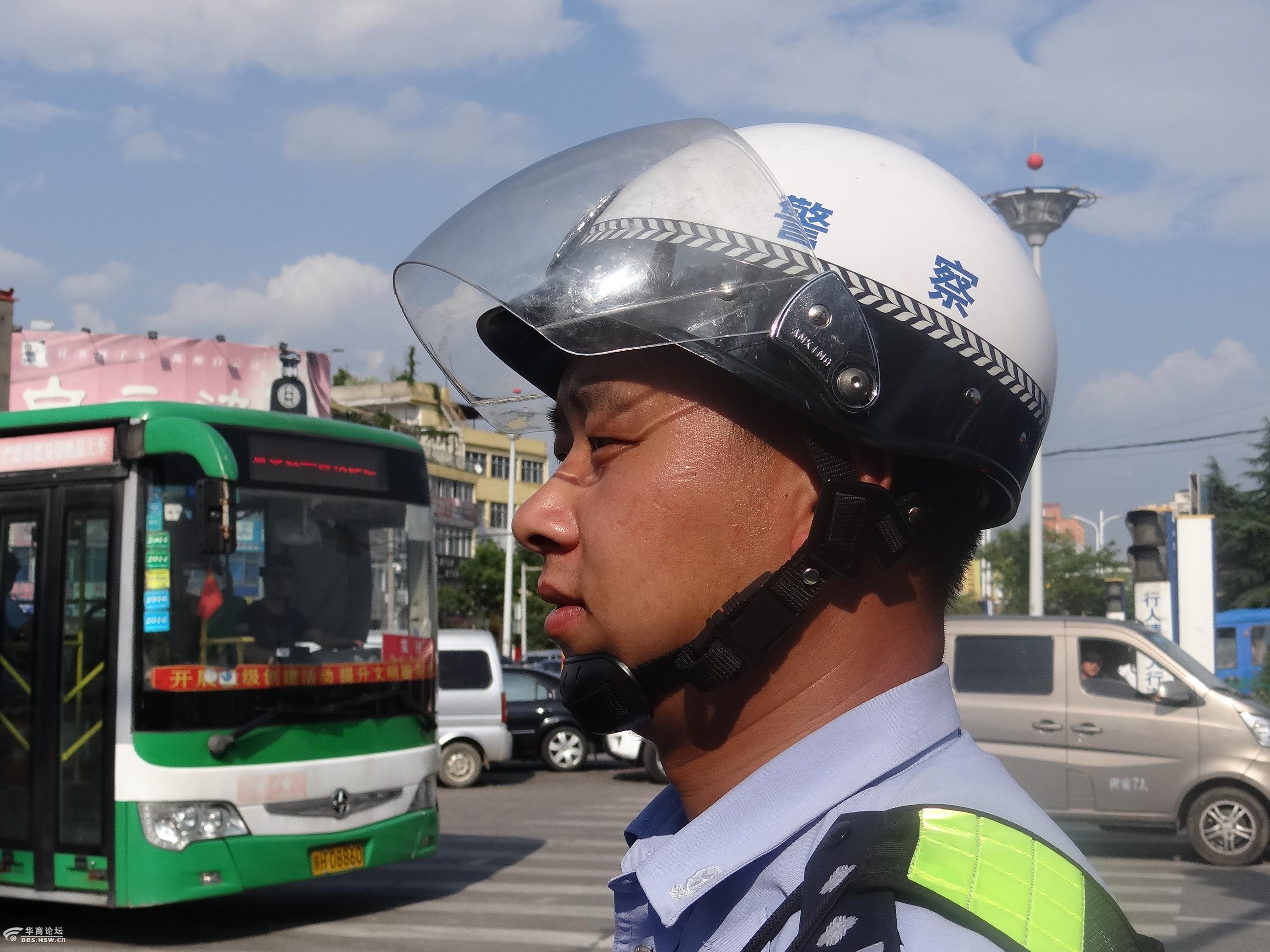 商州交警烈日下绽放英姿雨夜中风采依旧