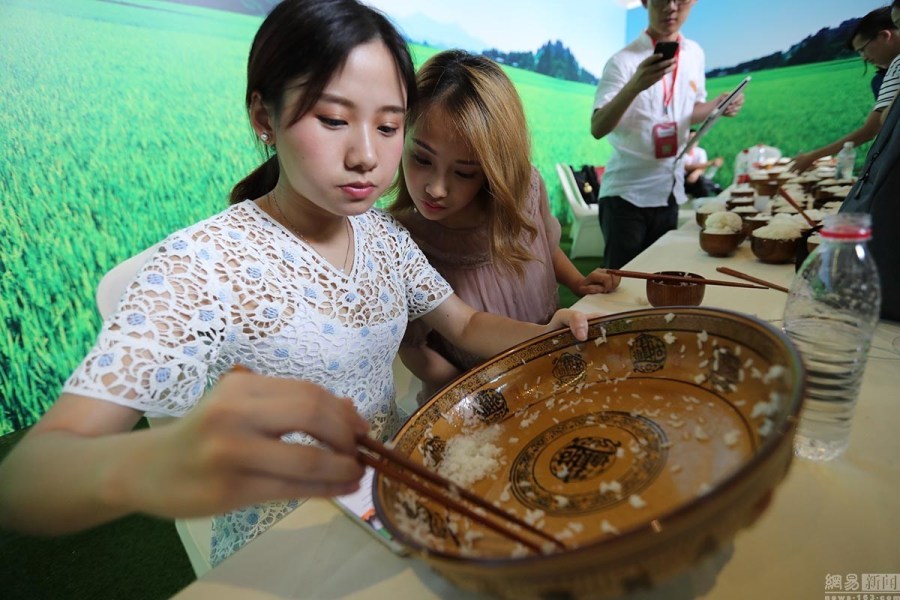 90后美女吃完8斤大米饭