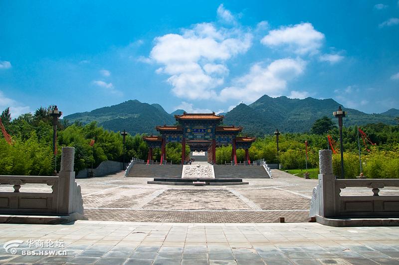 这三位最高天神指:"玉清境清微天元始天尊,上清境禹馀天灵宝天尊,太清