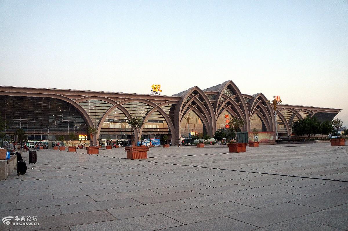 外观酷似清真寺的银川站东站楼