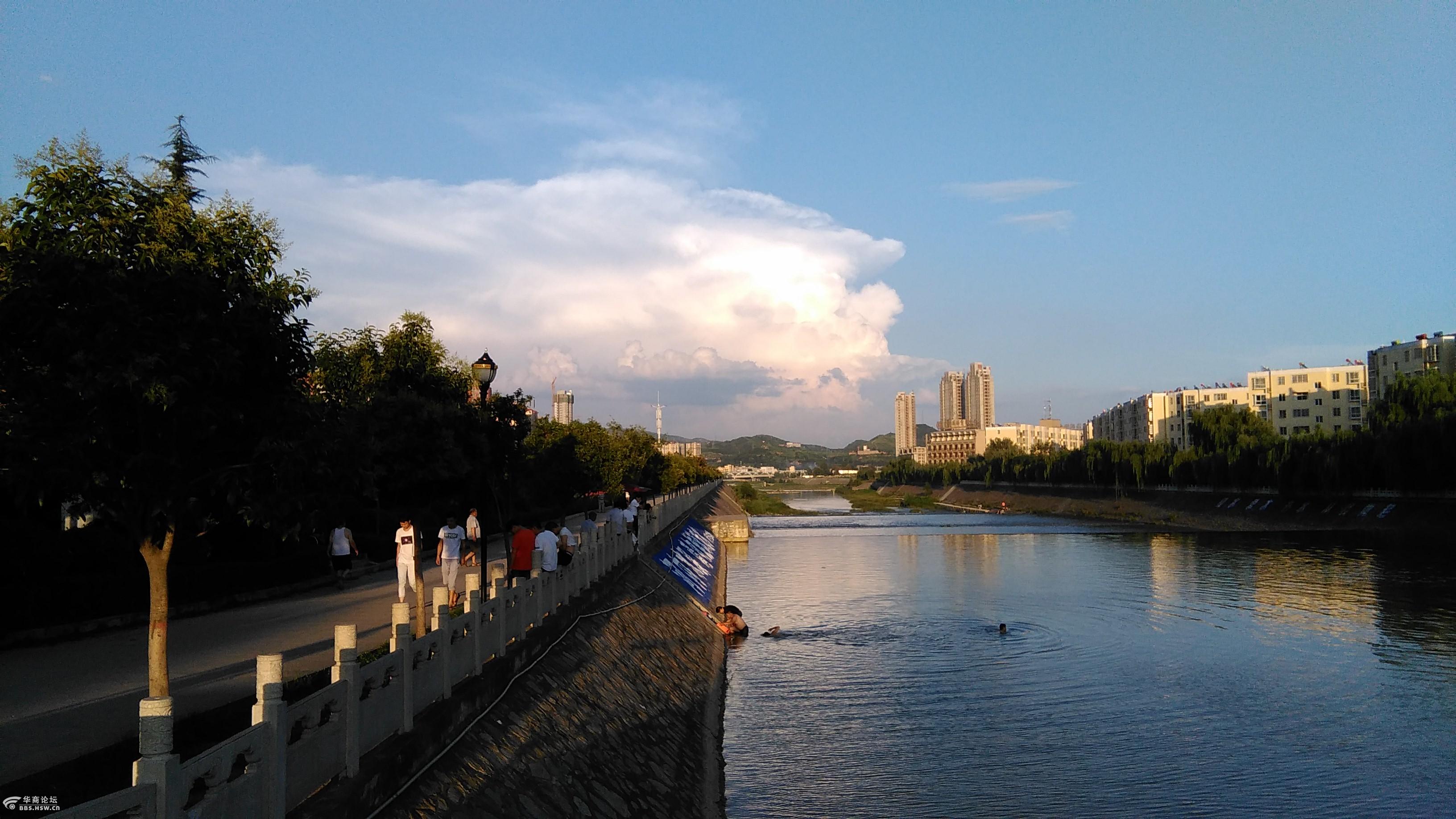 请欣赏手机拍商洛丹江两岸一角