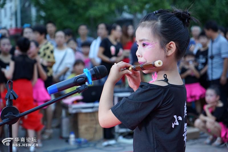 表演吹笛的小女孩