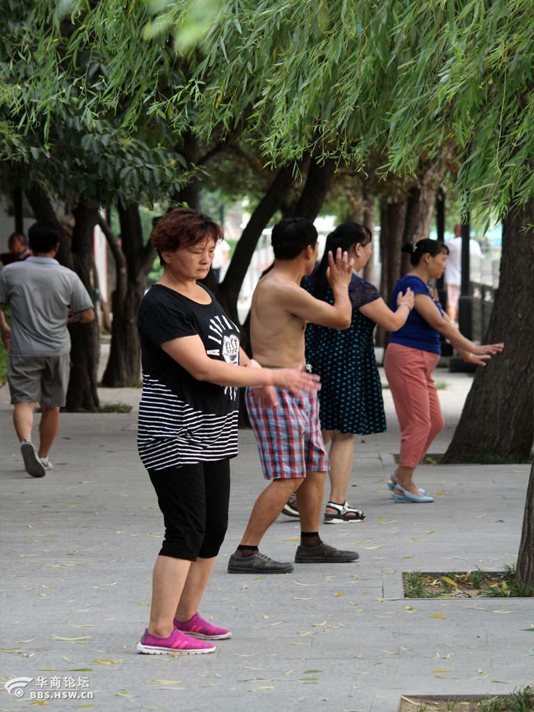 公园里的中国大妈