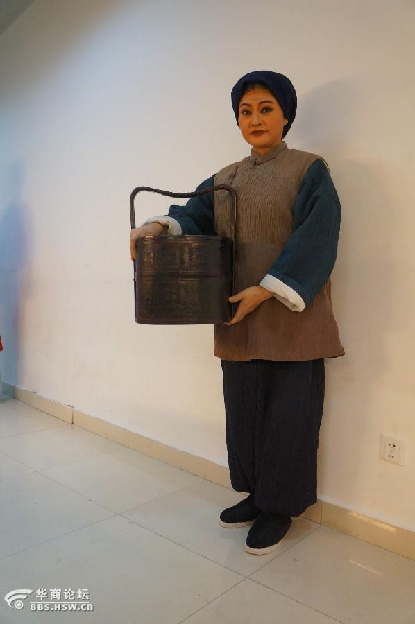 扮演关母的韩利霞女士