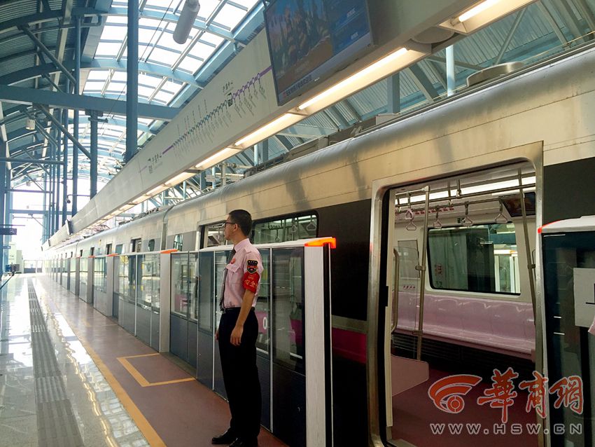 实拍西安地铁三号线地上车站遥遥可见长安塔