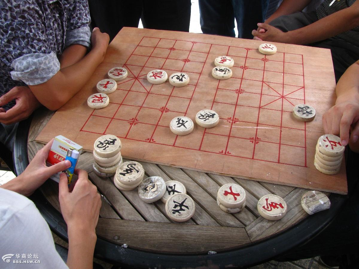 路边棋摊中国棋迷广阔天地