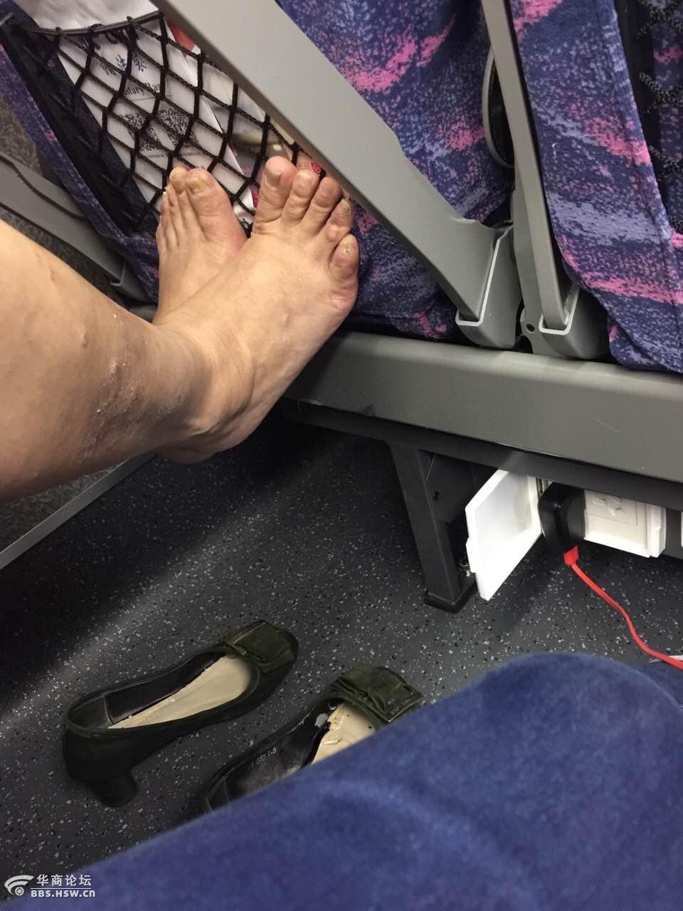 孩子坐西宝动车旁边的老女人脱鞋怎么办