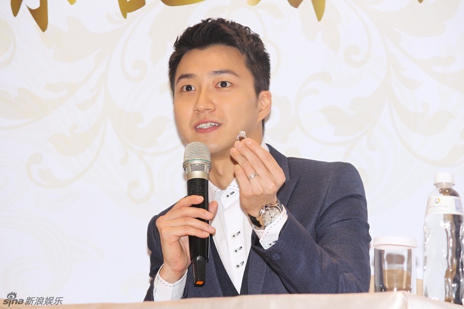 福原爱江宏杰婚后甜蜜现身台湾大秀恩爱(组图