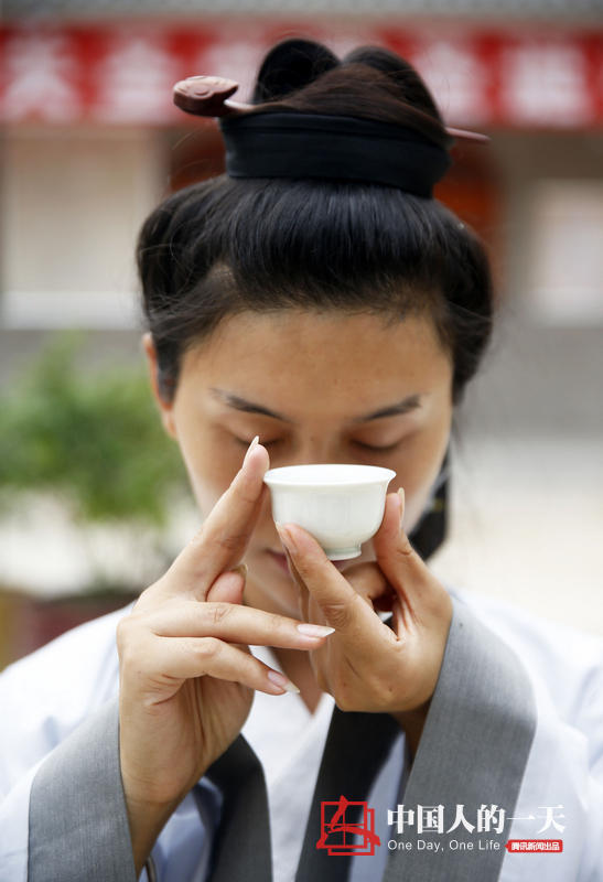 最美女道士在扶风聚仙观当主持舞蹈系毕业卖房建庙