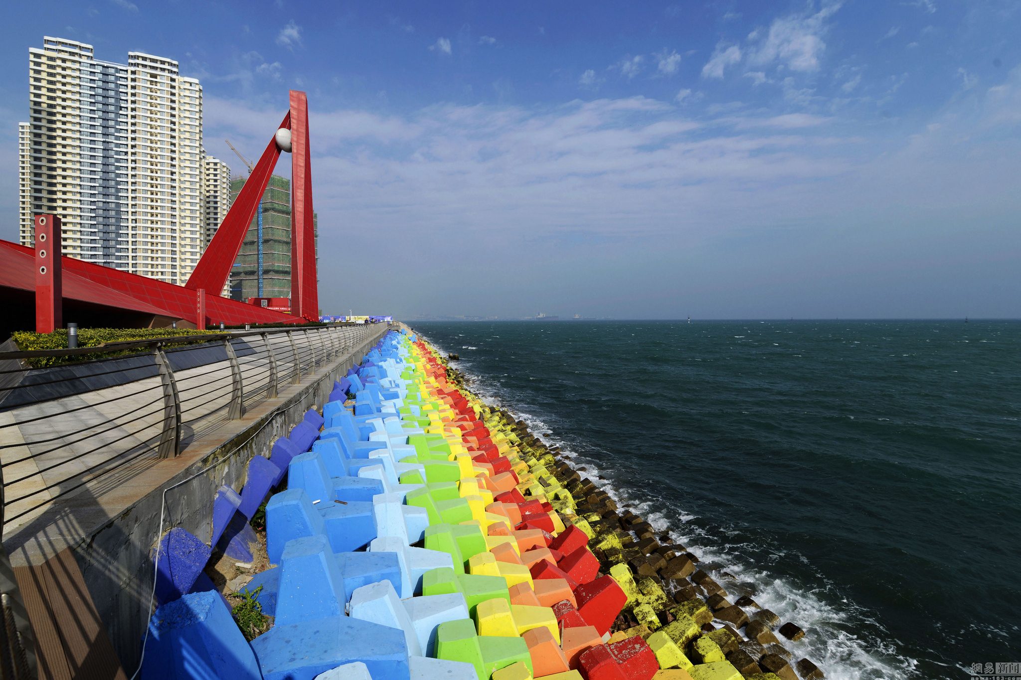 山东青岛海岸现七彩破浪石