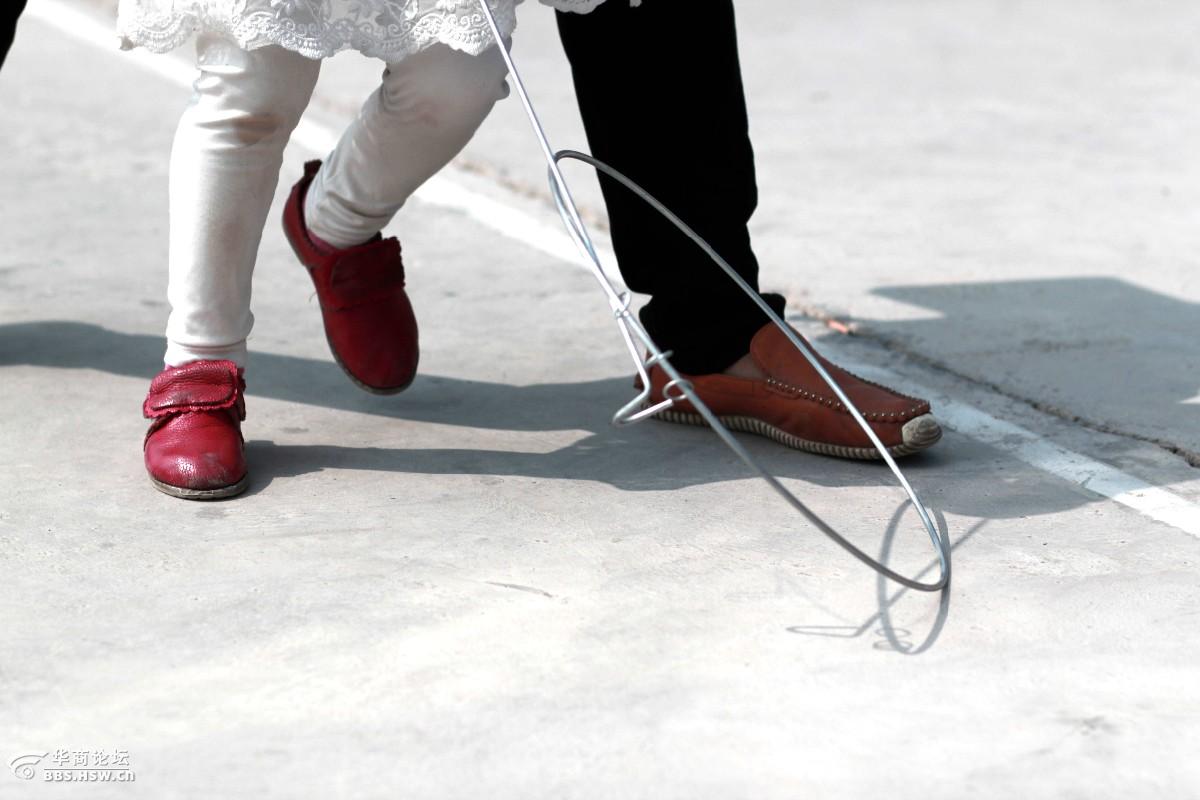 已消失的游戏滚铁环儿时的耍耍你还会耍吗