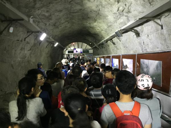 华山突发9级大风索道停运 大批旅客深夜滞留山顶