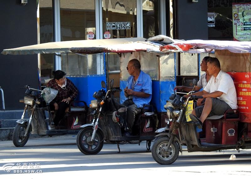 活跃在小城镇的拉客三轮车