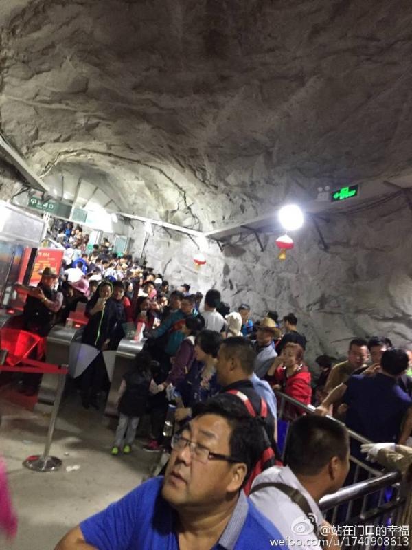 华山突发9级大风索道停运 大批旅客深夜滞留山顶