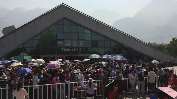 华山突发9级大风索道停运 大批旅客深夜滞留山顶
