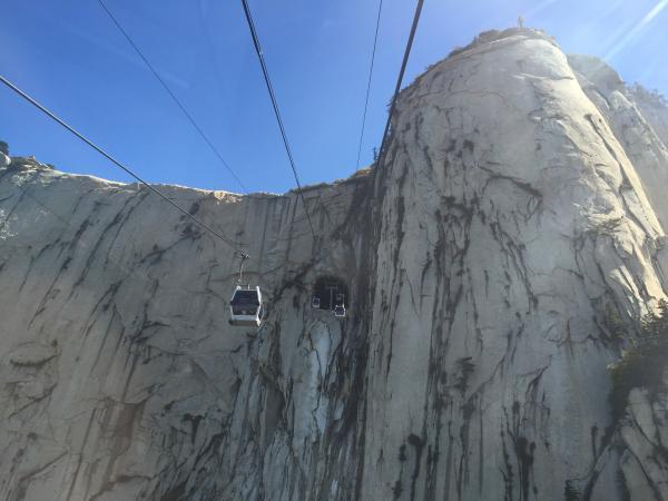 华山突发9级大风索道停运 大批旅客深夜滞留山顶