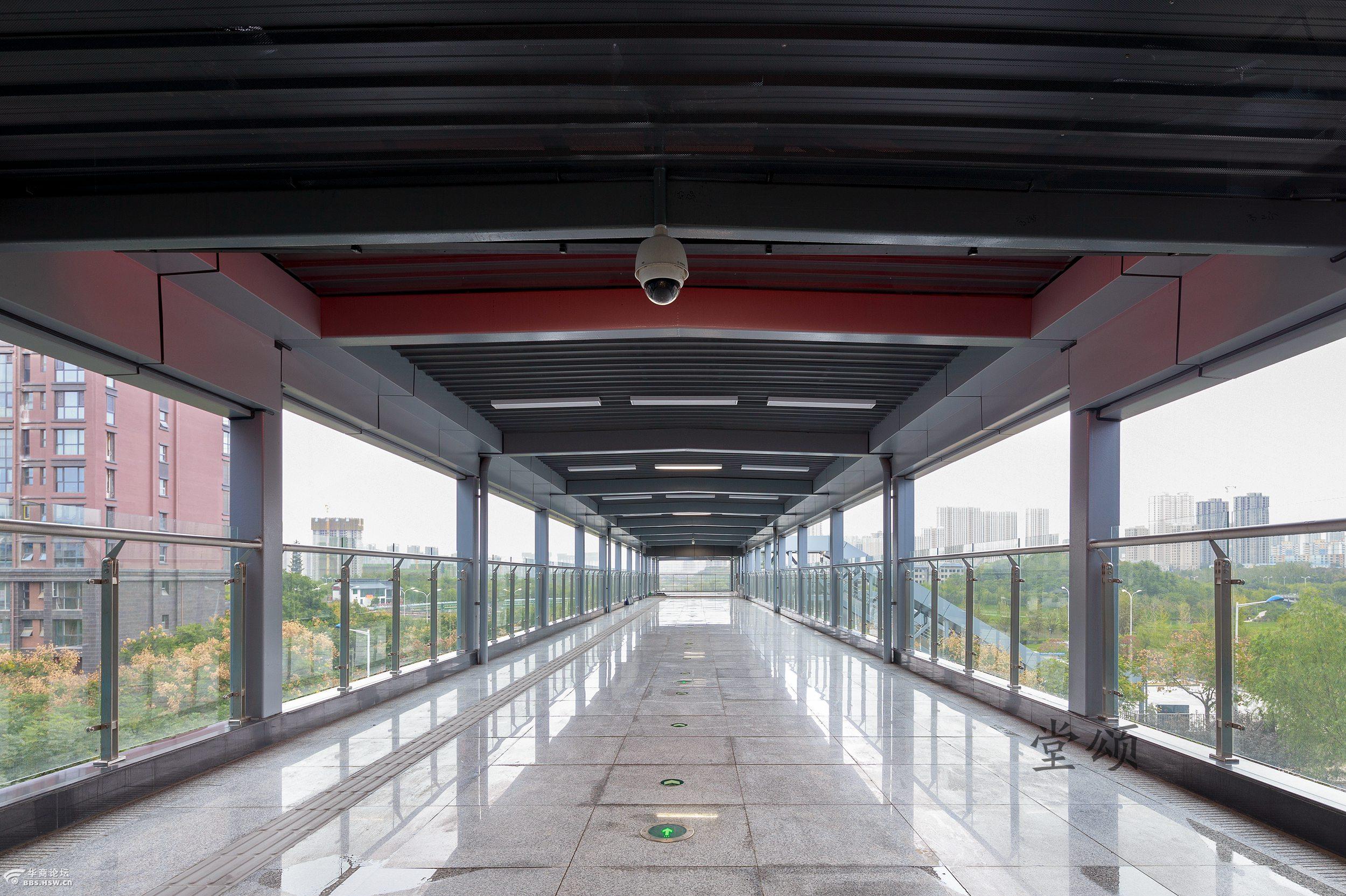 带你看西安地铁三号线   天桥可以直接通往桃花潭公园