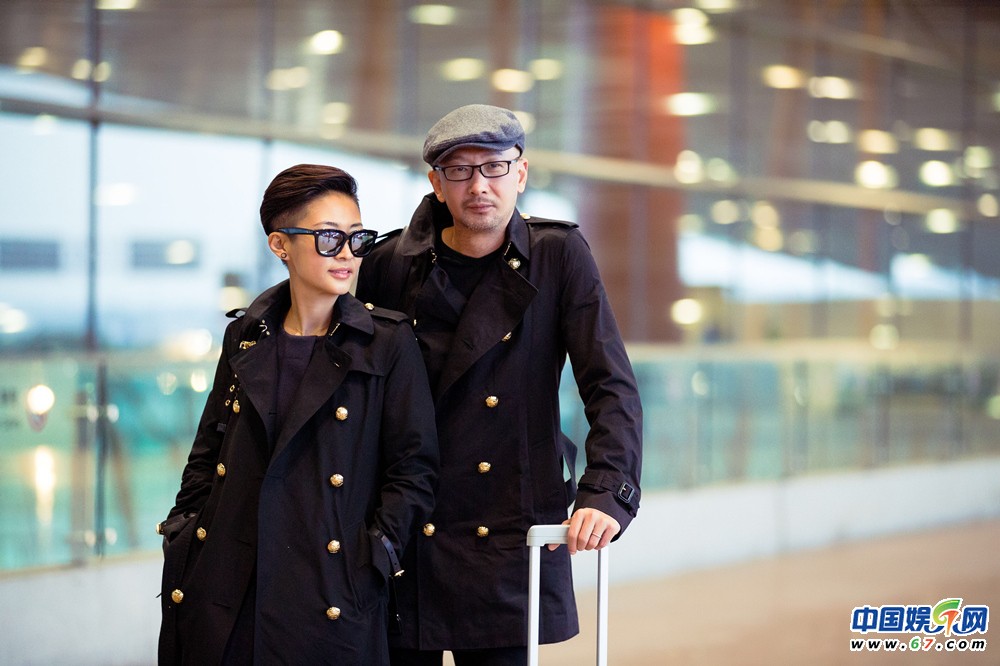 管虎梁静夫妇情侣装现身机场 出发东京电影节