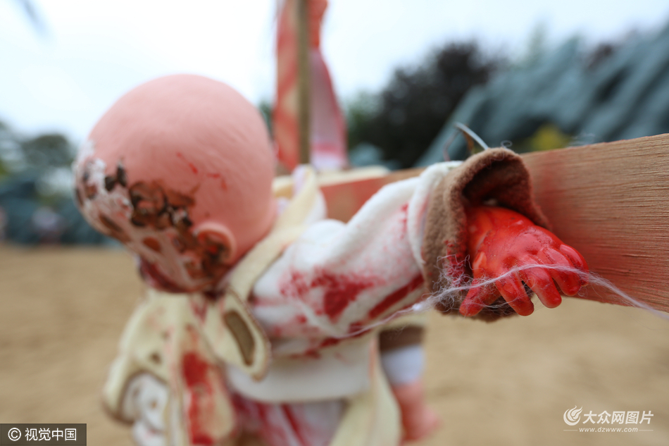 郑州现"弃婴岛" 大量仿真娃娃被钉十字架