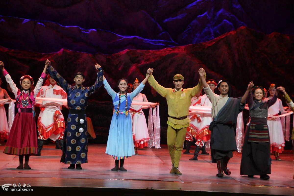 演出结束演员谢幕中