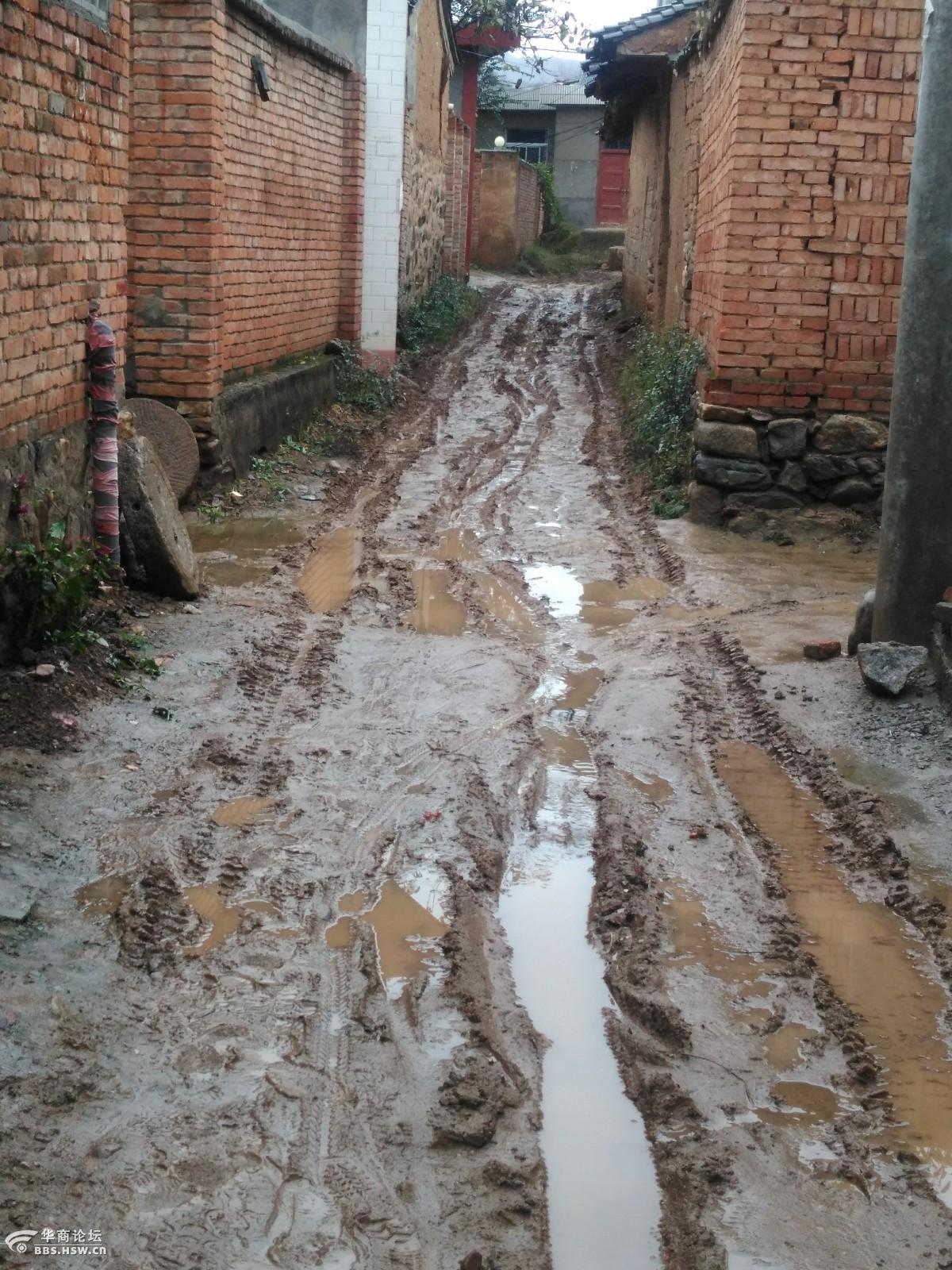 商洛丹凤县商镇堡子村道路泥泞,出行困难