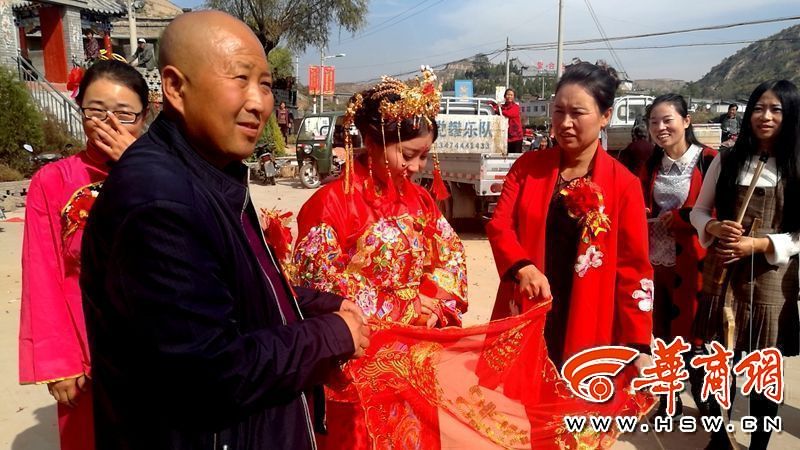 走米袋,跨火盆,拜天地 绥德乡村婚礼好热闹