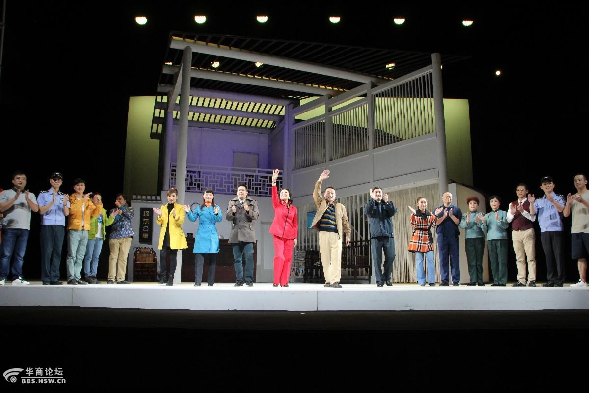 演出结束两位梅花奖得主带领全体演员谢幕