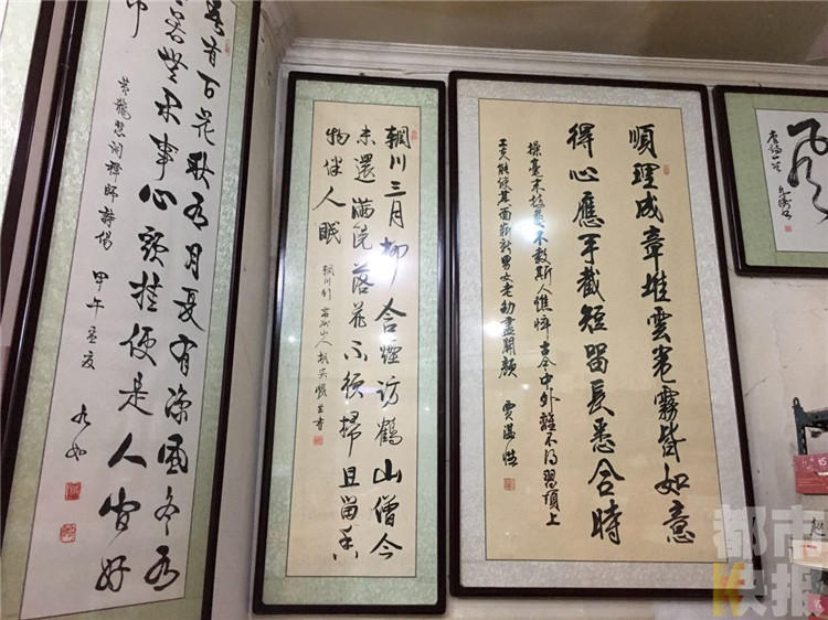 最有文化的理发店藏在陕师大 面是挂满书法作品