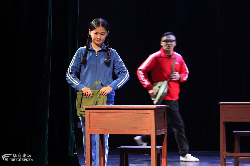 话剧李小红穿越回70后体味青春热血