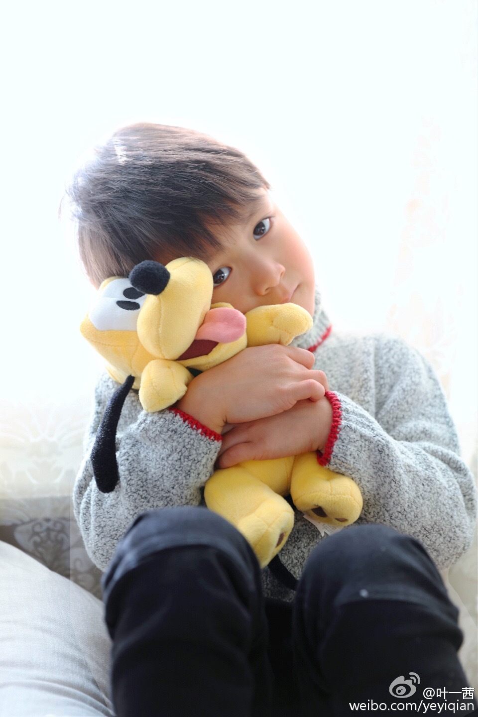 越来越可爱!叶一茜晒小亮仔萌照 天真童趣尽显