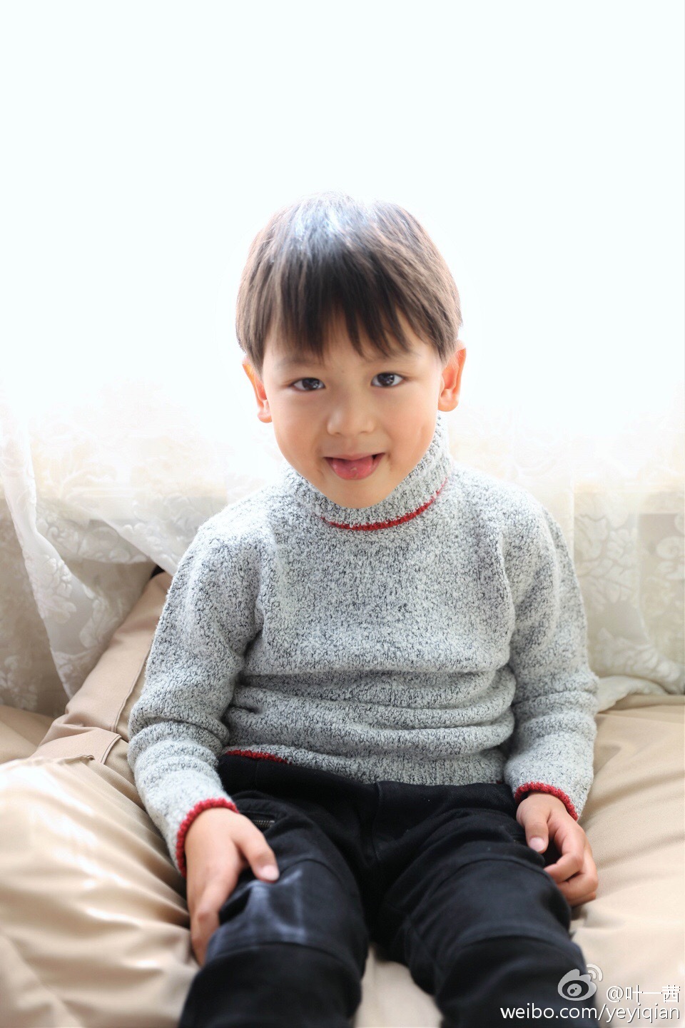 越来越可爱!叶一茜晒小亮仔萌照 天真童趣尽显