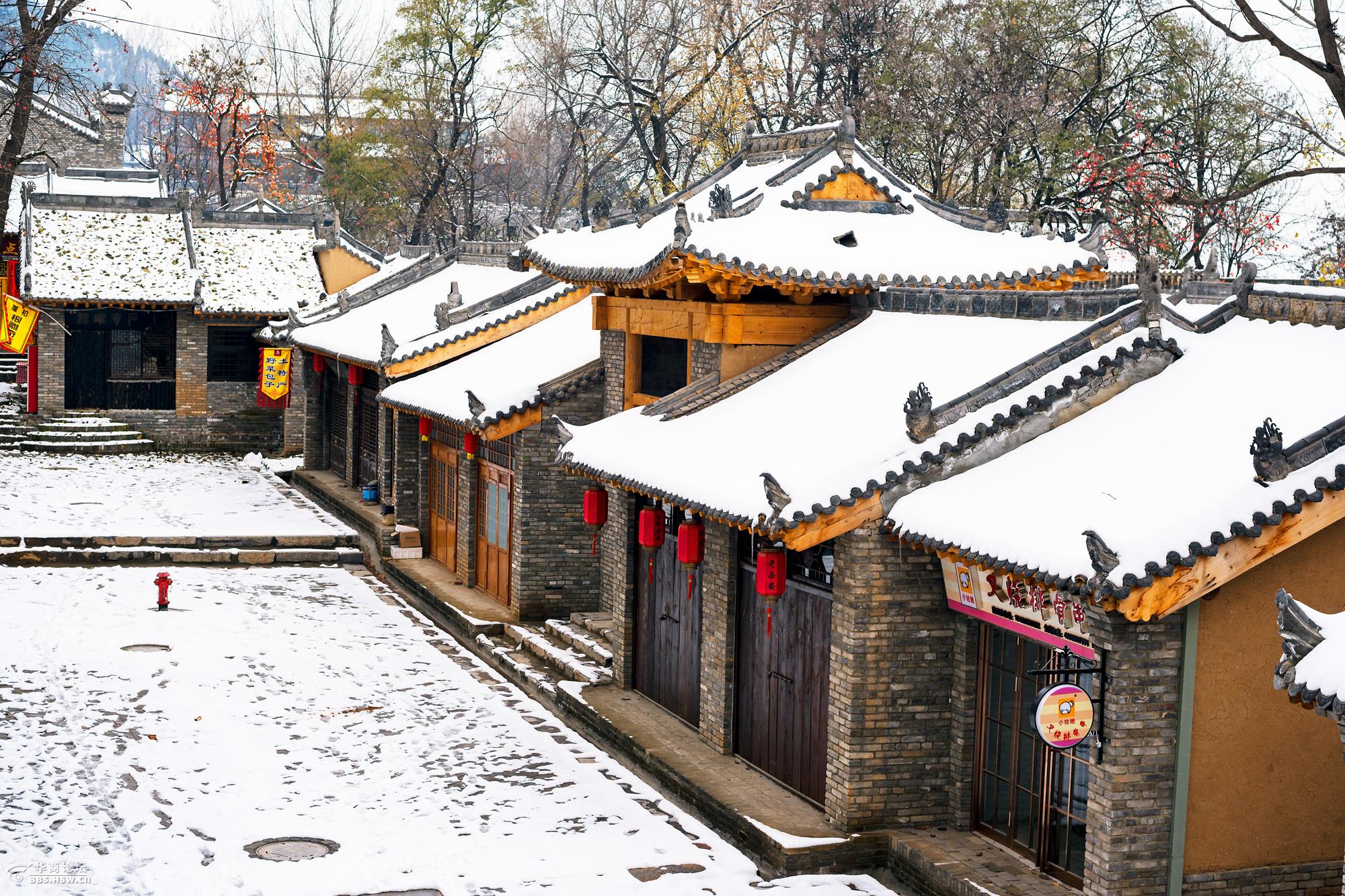 快看!白鹿原民俗村冰天雪地上的点点红