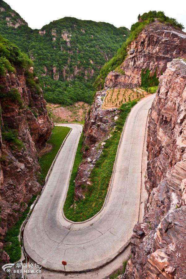崎岖公路拍摄于黛眉山