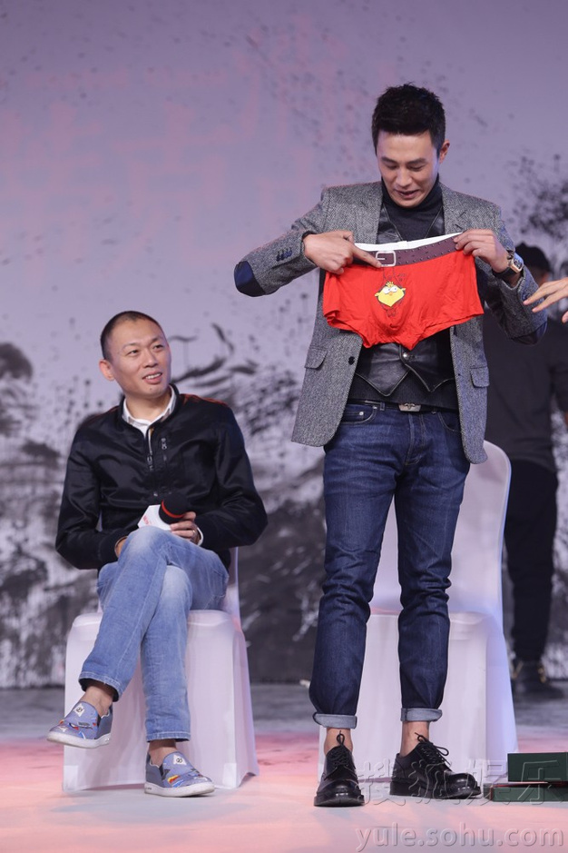《罗曼蒂克》发布会杜淳穿红内裤 杜江夫妇秀爱