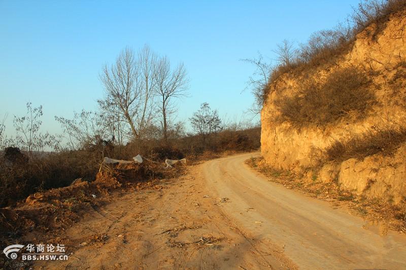 乡村山路玉米垛