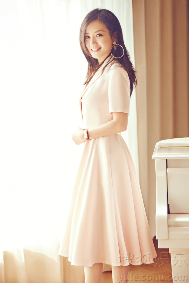 赵薇粉嫩套装气色好 手托腮露甜美笑容