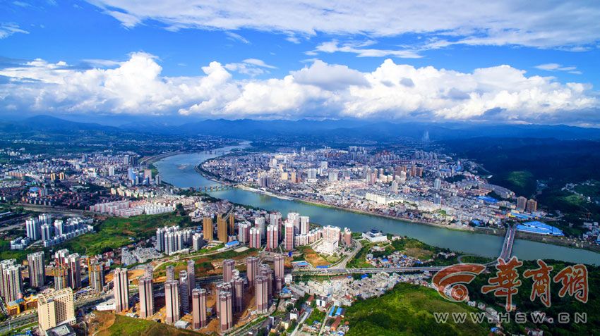 安康市区,蓝天白云映衬下的汉江穿城而过