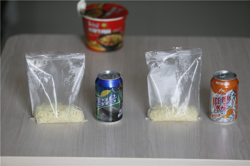 半分钟袋子胀如气球    实验器材:方便面一桶,可密封塑料袋