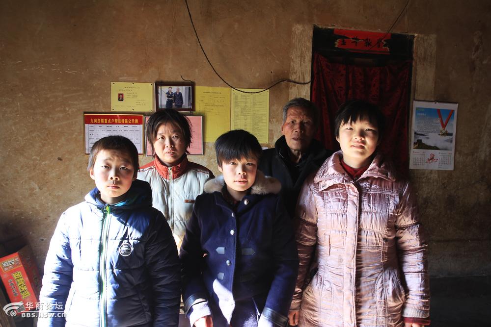 除了老张儿子外出打工外,给老爷子拍了个全家福.